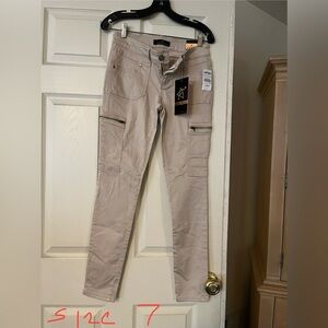 Almost Famous new w/tags brand size 7 skinny 6 pocket beige cargo pants -junior